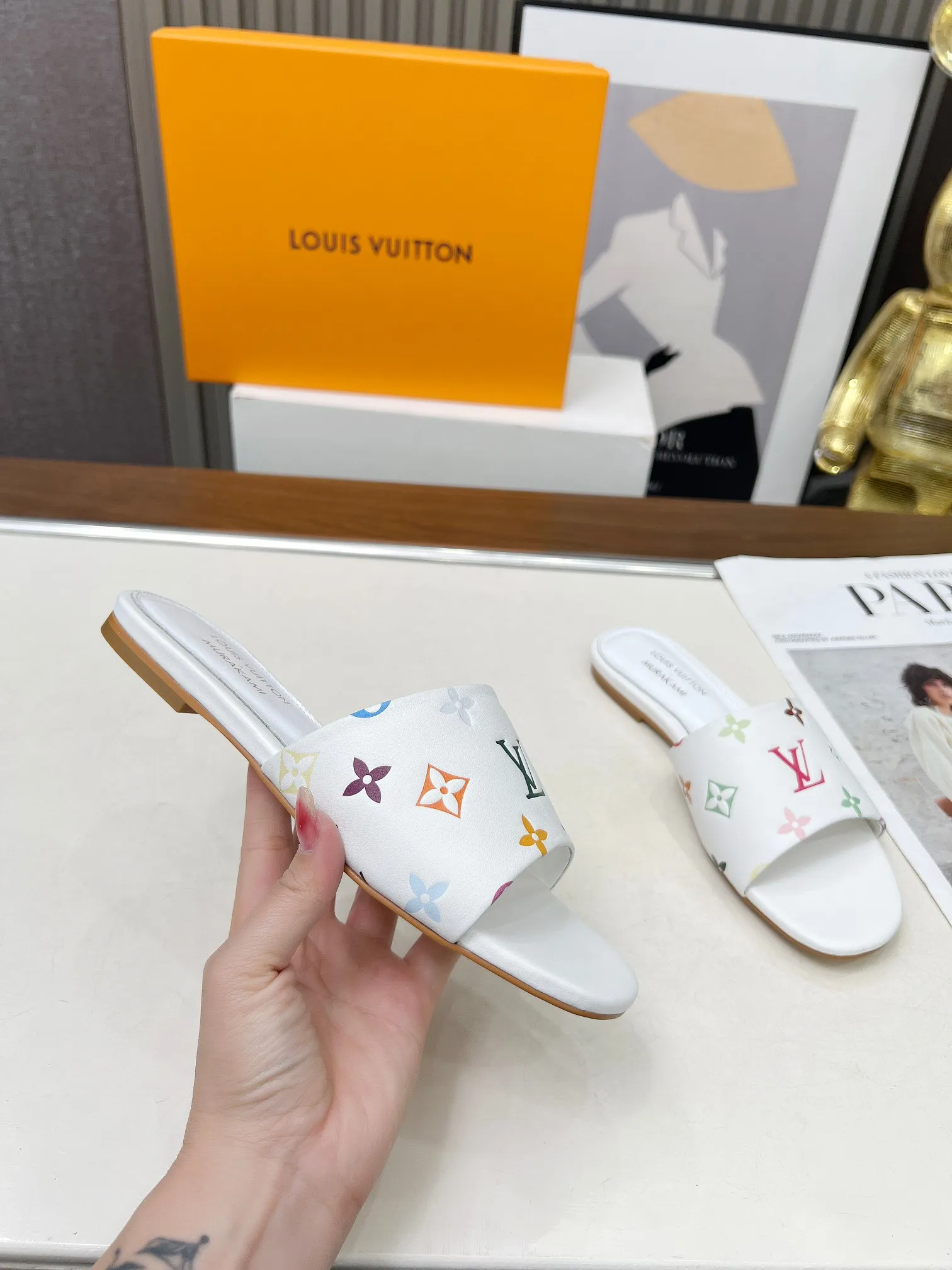 💕💕Factory direct selling price p380💕💕Vuiton’s latest 2025 spring and summer style. This sandal is from the Louis Vuitton The dotted LV logo on the upper brings a different visual feast to the hot summer. Color: coffee, white, black. Size: 35 to 40 (4142 can be customized, non-returnable and non-exchangeable) (leather sole can be customized +30 non-returnable and non-exchangeable)